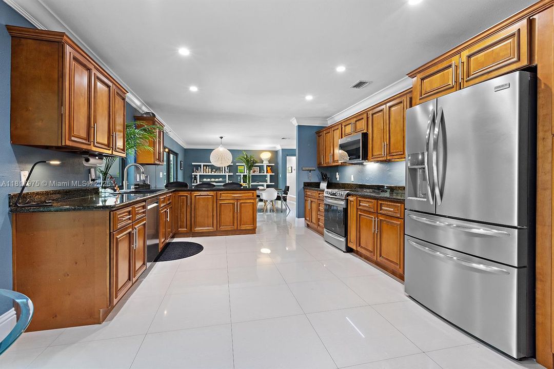 Recently Sold: $1,495,000 (6 beds, 4 baths, 4231 Square Feet)