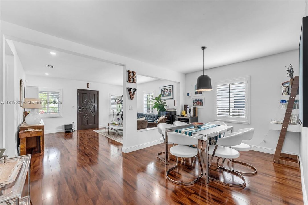 Недавно продано: $1,149,000 (4 спален, 3 ванн, 2086 Квадратных фут)