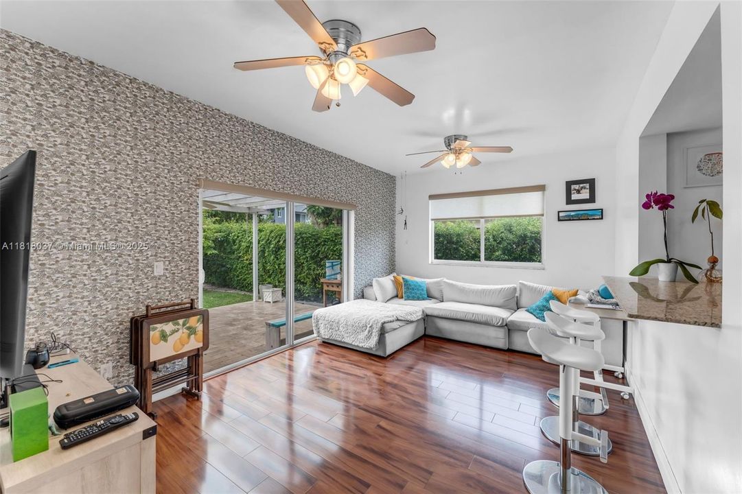 Недавно продано: $1,149,000 (4 спален, 3 ванн, 2086 Квадратных фут)