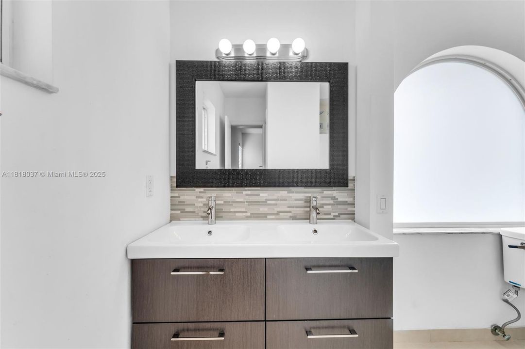 Недавно продано: $1,149,000 (4 спален, 3 ванн, 2086 Квадратных фут)