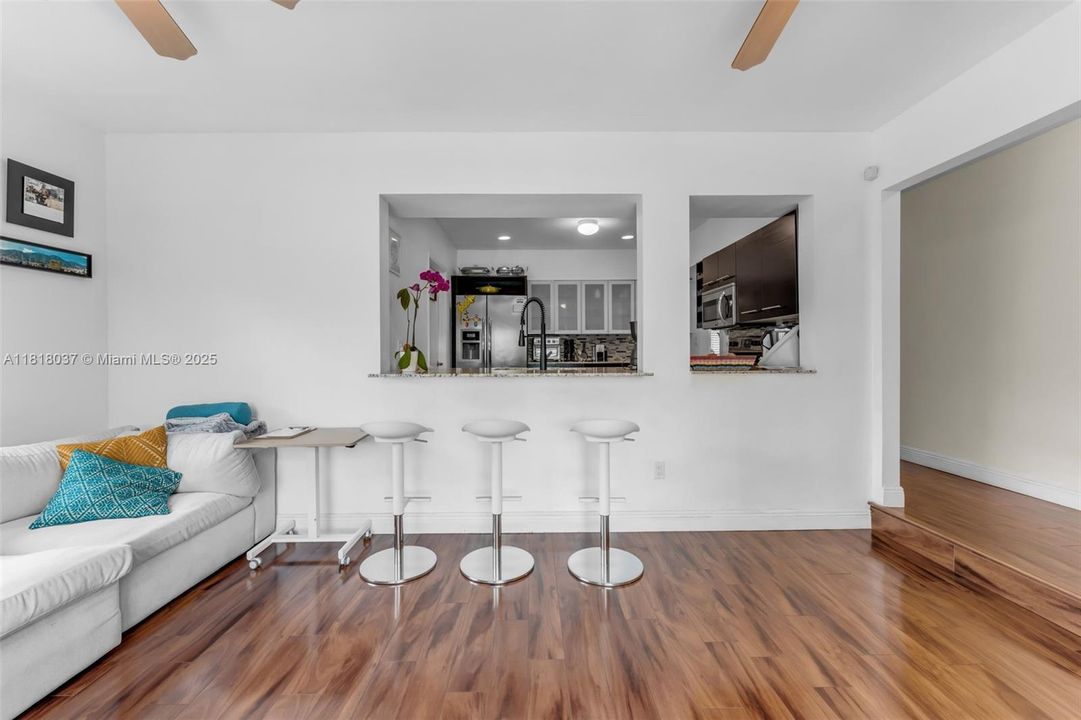 Недавно продано: $1,149,000 (4 спален, 3 ванн, 2086 Квадратных фут)