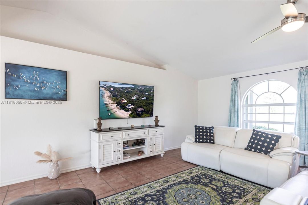 Recently Sold: $420,000 (3 beds, 2 baths, 1621 Square Feet)