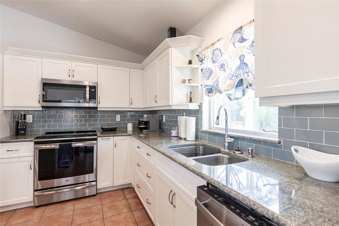 Recently Sold: $420,000 (3 beds, 2 baths, 1621 Square Feet)