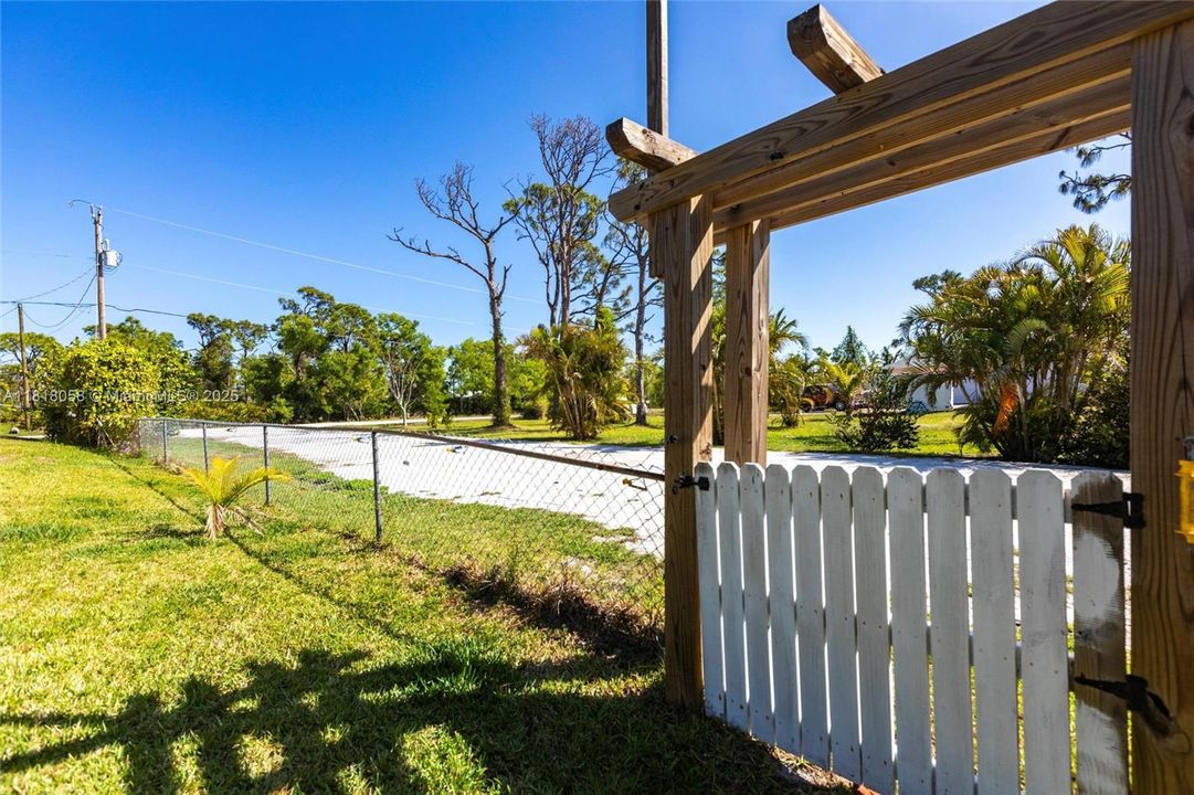 Recently Sold: $420,000 (3 beds, 2 baths, 1621 Square Feet)