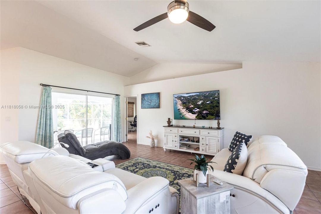 Recently Sold: $420,000 (3 beds, 2 baths, 1621 Square Feet)