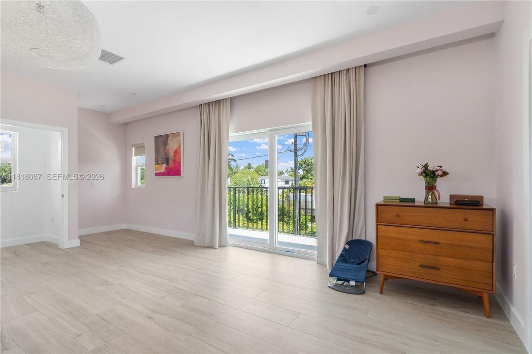 待售: $2,600,000 (5 贝兹, 3 浴室, 2352 平方英尺)