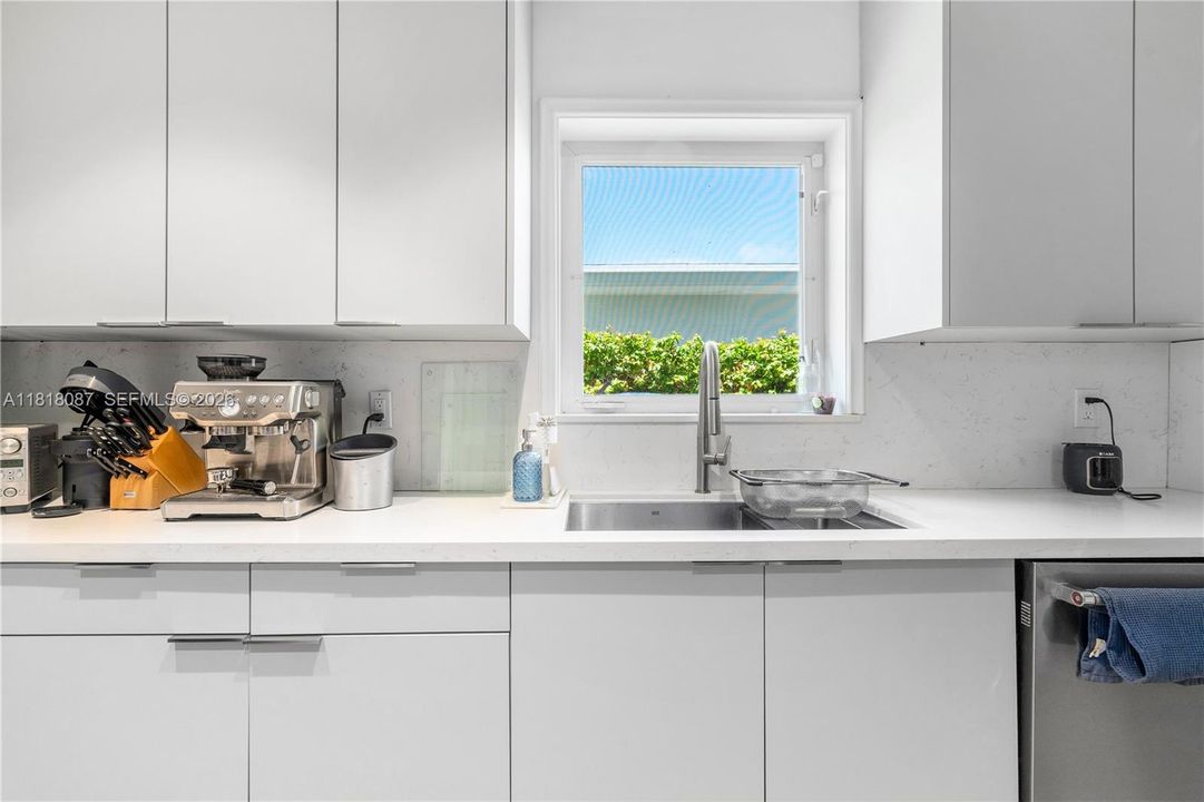 待售: $2,600,000 (5 贝兹, 3 浴室, 2352 平方英尺)