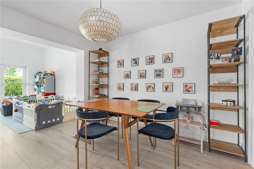 待售: $2,600,000 (5 贝兹, 3 浴室, 2352 平方英尺)