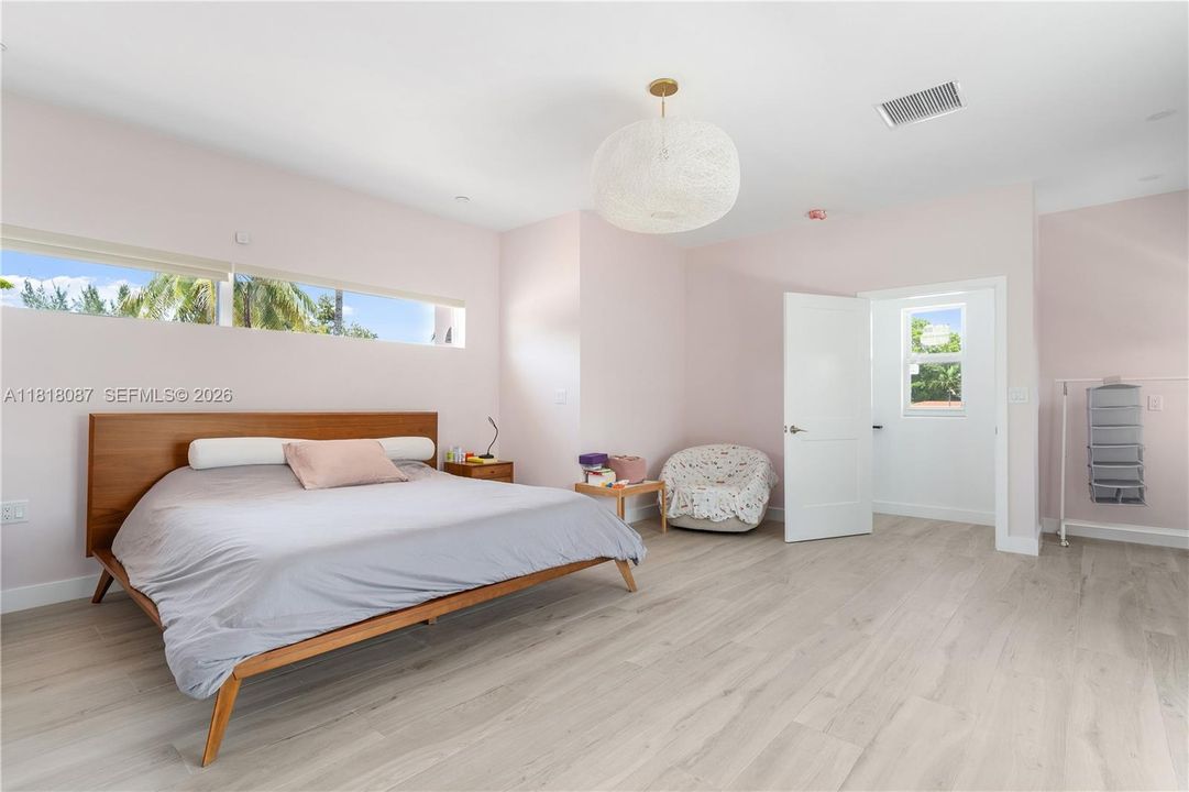 待售: $2,600,000 (5 贝兹, 3 浴室, 2352 平方英尺)