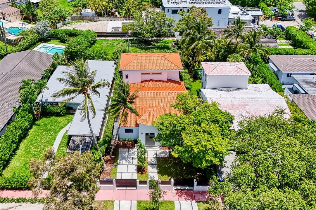 待售: $2,600,000 (5 贝兹, 3 浴室, 2352 平方英尺)