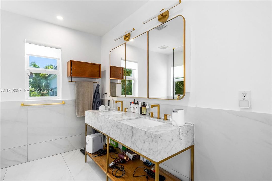 待售: $2,600,000 (5 贝兹, 3 浴室, 2352 平方英尺)