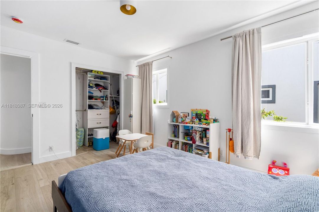 待售: $2,600,000 (5 贝兹, 3 浴室, 2352 平方英尺)