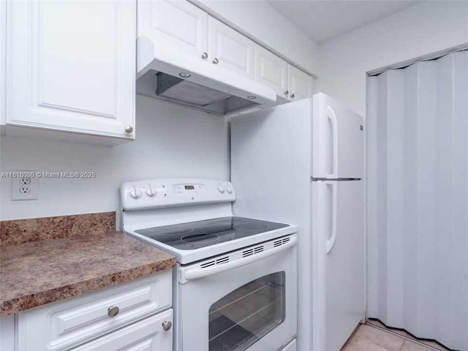 На продажу: $200,000 (2 спален, 1 ванн, 903 Квадратных фут)