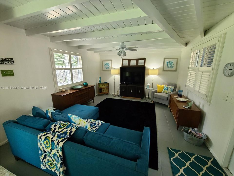 合同活跃: $4,200 (2 贝兹, 2 浴室, 1400 平方英尺)