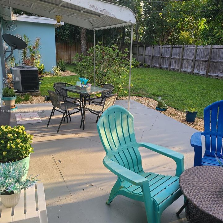 合同活跃: $4,200 (2 贝兹, 2 浴室, 1400 平方英尺)