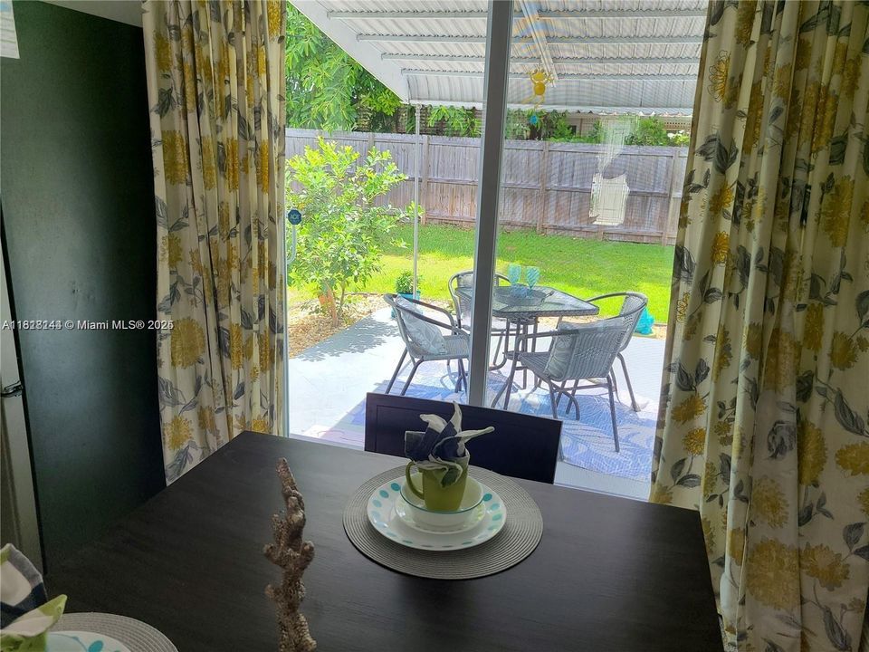 合同活跃: $4,200 (2 贝兹, 2 浴室, 1400 平方英尺)