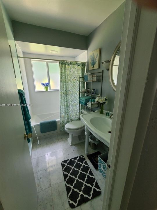 合同活跃: $4,200 (2 贝兹, 2 浴室, 1400 平方英尺)