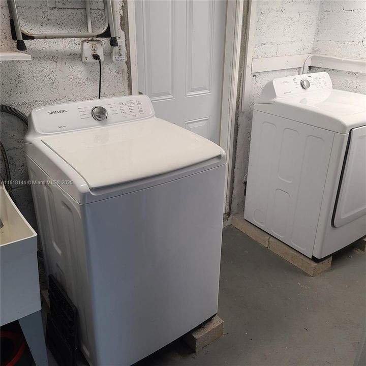 合同活跃: $4,200 (2 贝兹, 2 浴室, 1400 平方英尺)