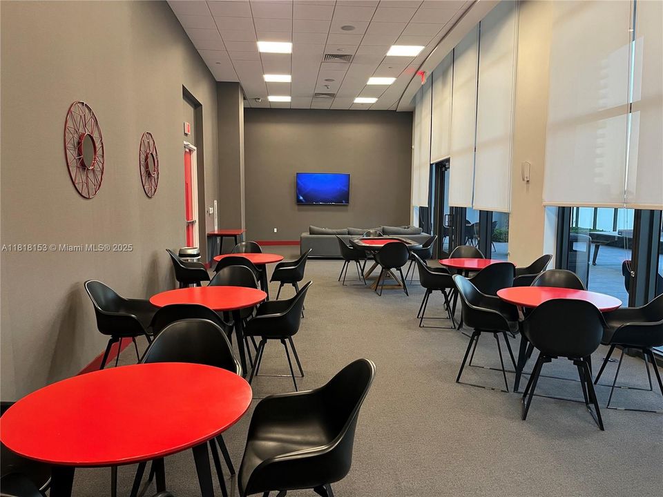 最近售出: $385,000 (0 贝兹, 1 浴室, 580 平方英尺)