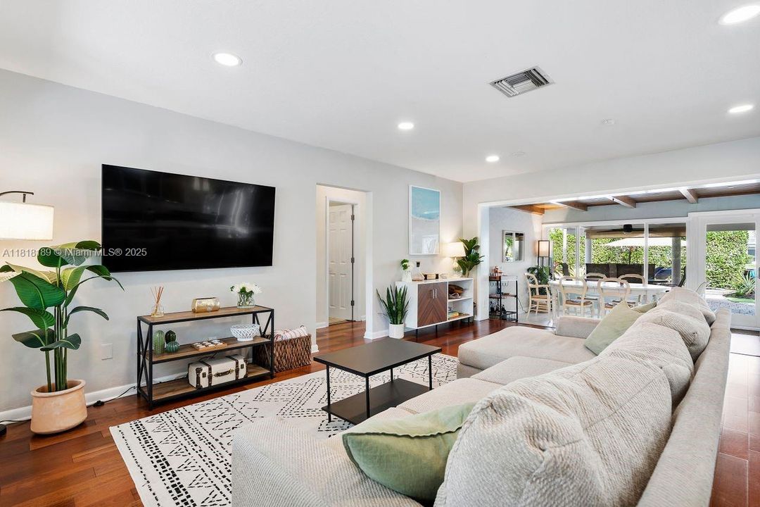 На продажу: $1,149,000 (2 спален, 2 ванн, 1440 Квадратных фут)