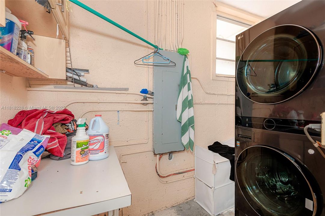 Active With Contract: $2,600,000 (6 beds, 2 baths, 3950 Square Feet)