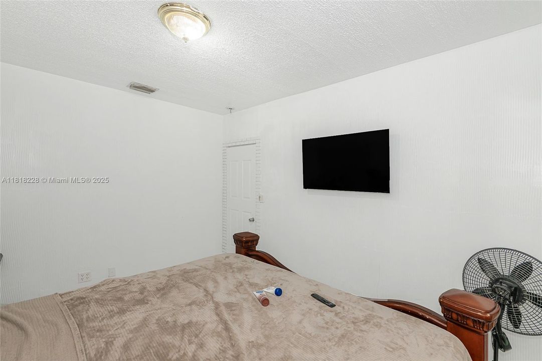 Active With Contract: $2,600,000 (6 beds, 2 baths, 3950 Square Feet)