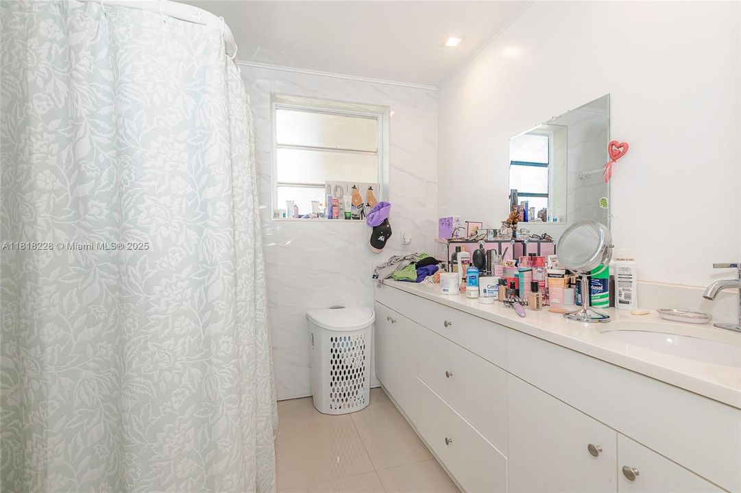 Active With Contract: $2,600,000 (6 beds, 2 baths, 3950 Square Feet)