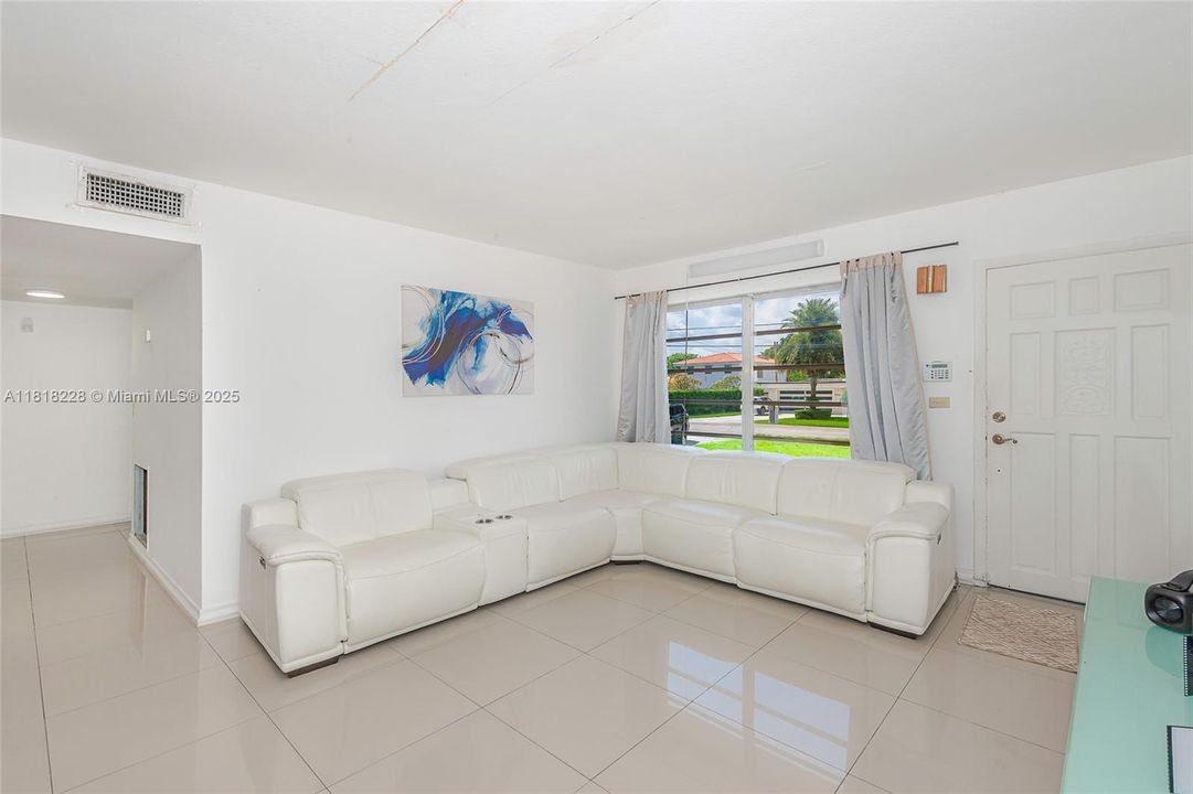 Active With Contract: $2,600,000 (6 beds, 2 baths, 3950 Square Feet)