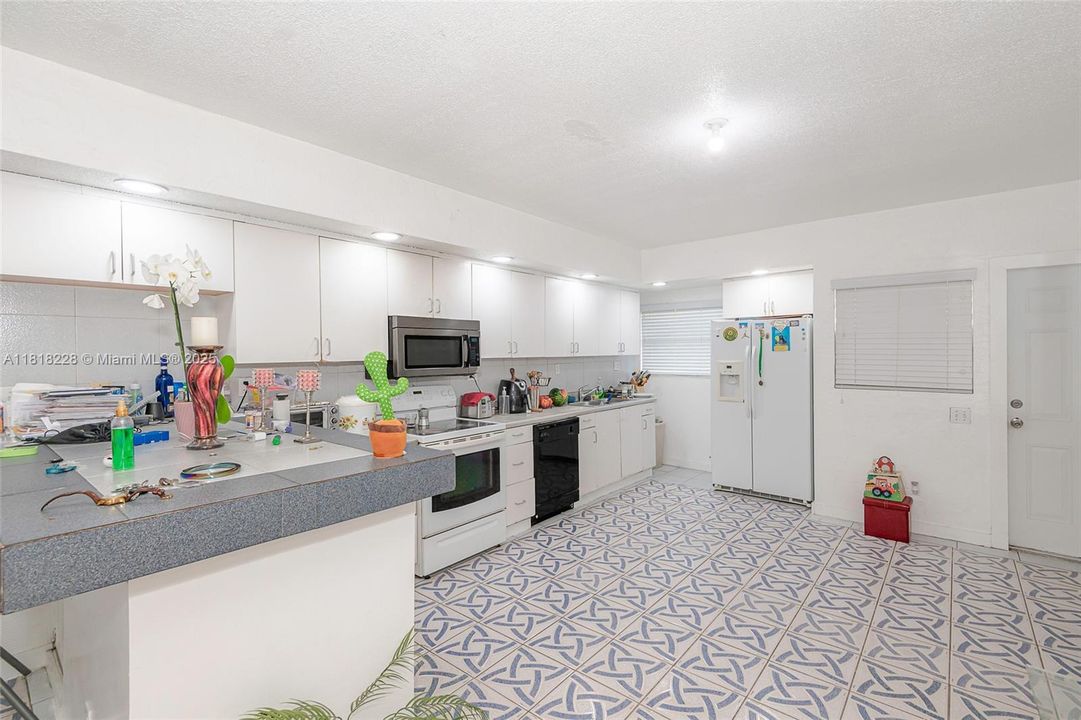 Active With Contract: $2,600,000 (6 beds, 2 baths, 3950 Square Feet)