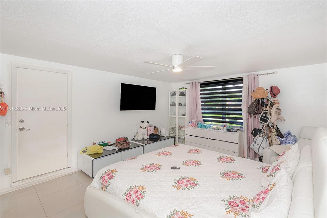 Active With Contract: $2,600,000 (6 beds, 2 baths, 3950 Square Feet)