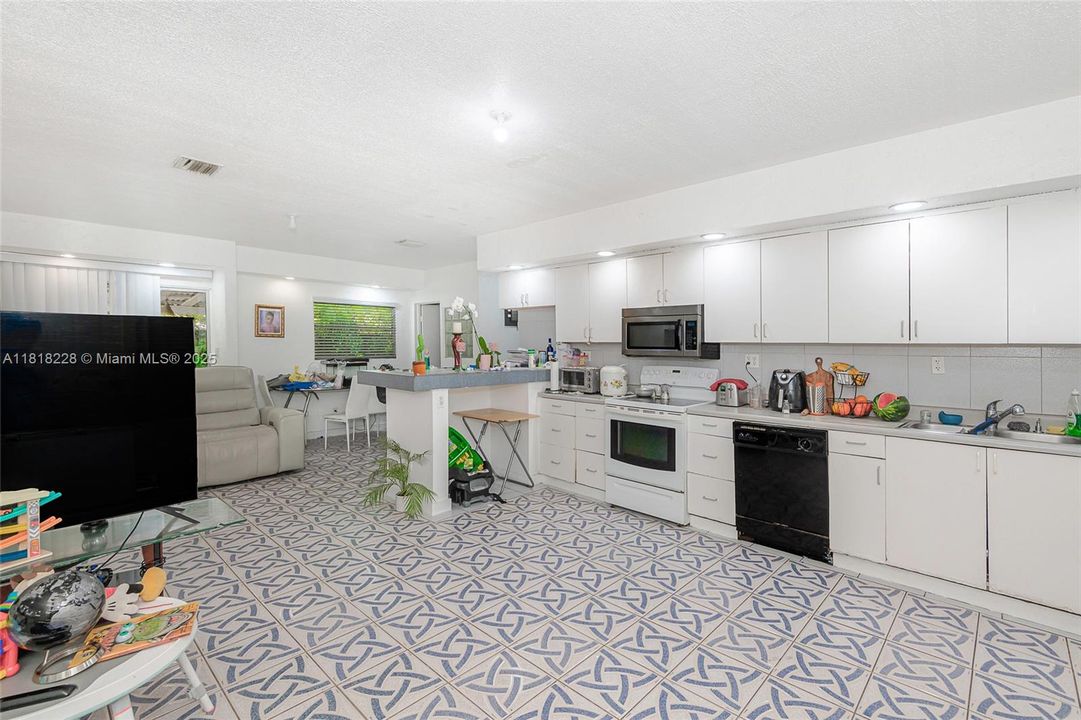 Active With Contract: $2,600,000 (6 beds, 2 baths, 3950 Square Feet)