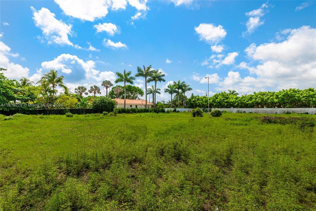 Active With Contract: $2,600,000 (6 beds, 2 baths, 3950 Square Feet)