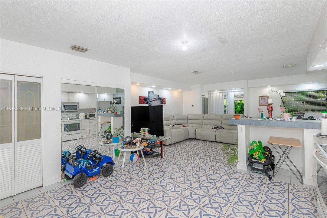 Active With Contract: $2,600,000 (6 beds, 2 baths, 3950 Square Feet)