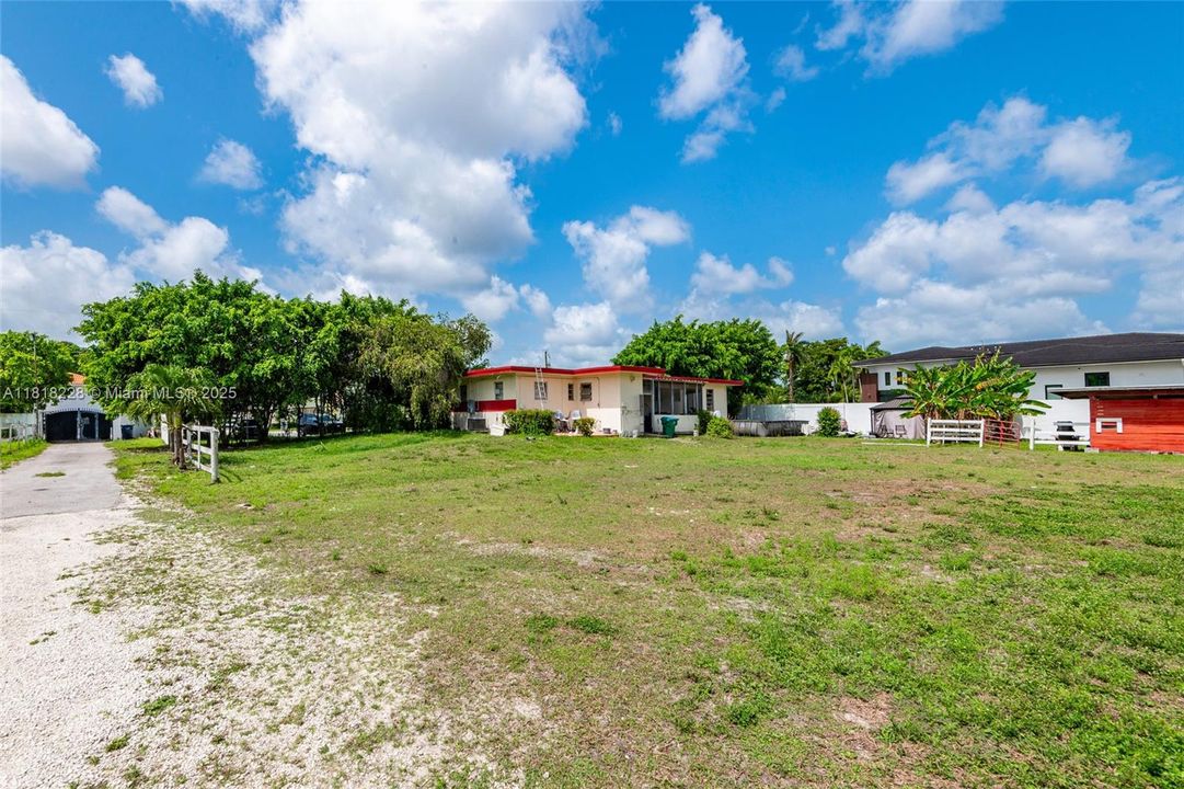 Active With Contract: $2,600,000 (6 beds, 2 baths, 3950 Square Feet)