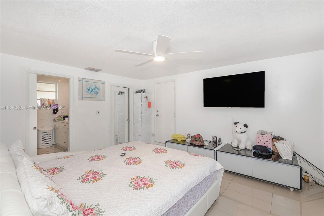 Active With Contract: $2,600,000 (6 beds, 2 baths, 3950 Square Feet)