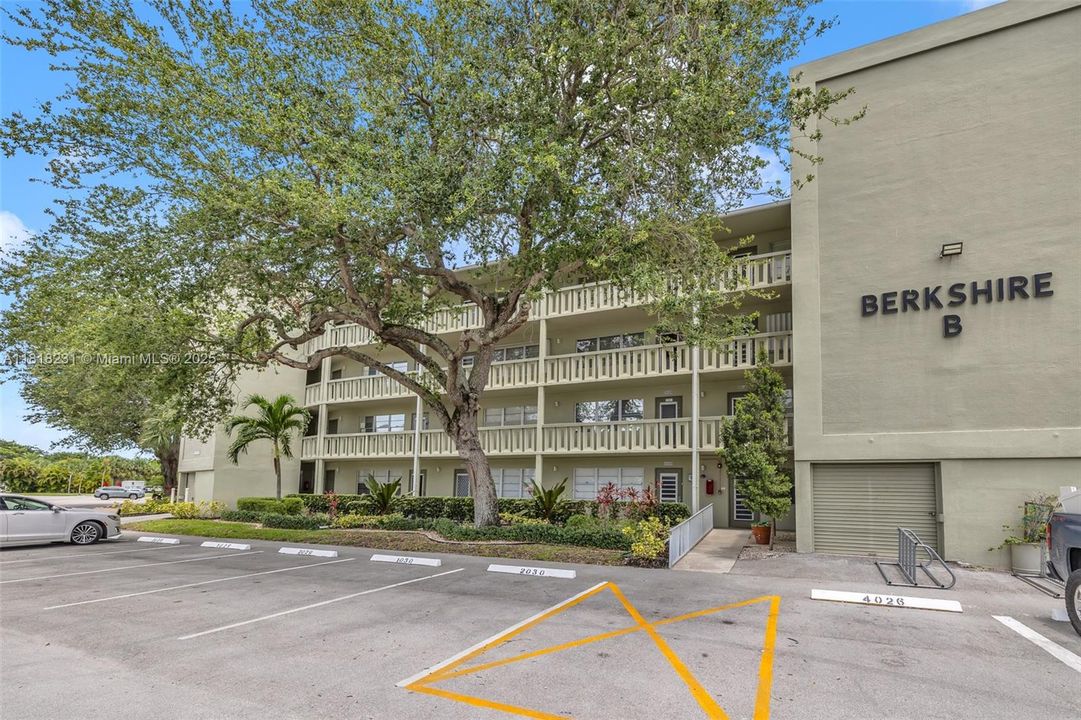 待售: $109,000 (1 贝兹, 2 浴室, 719 平方英尺)