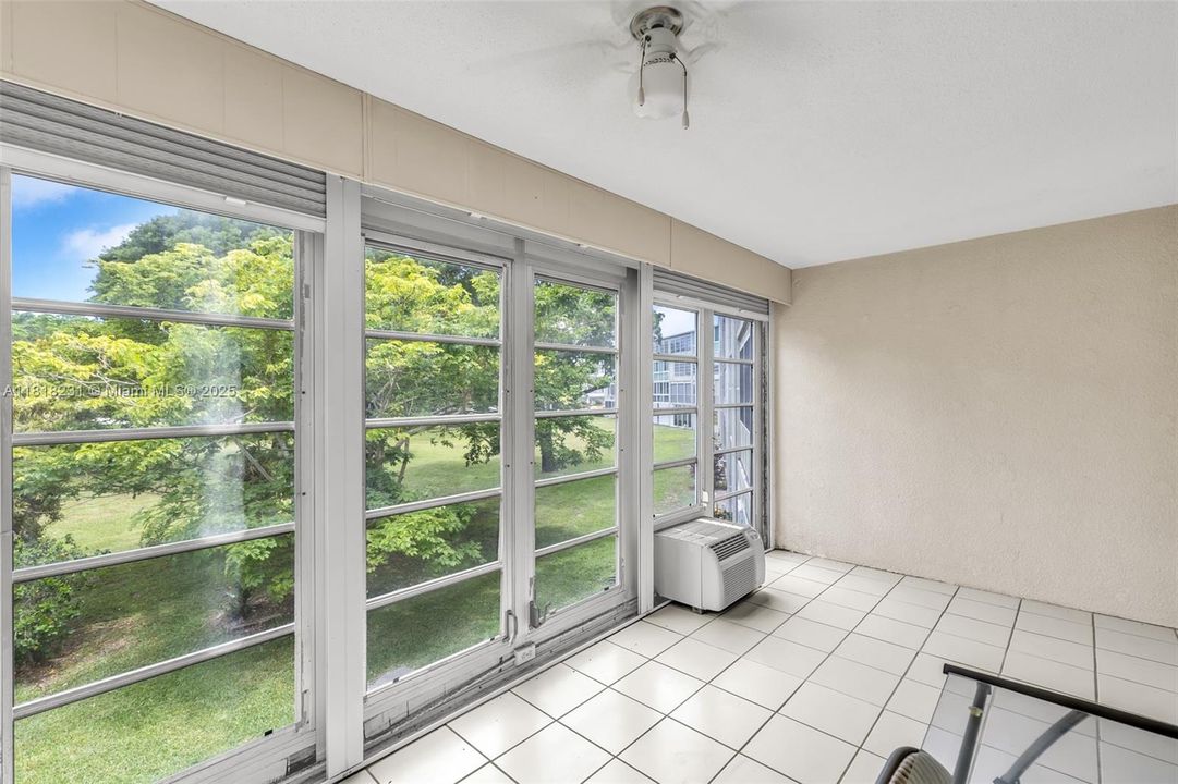 待售: $109,000 (1 贝兹, 2 浴室, 719 平方英尺)