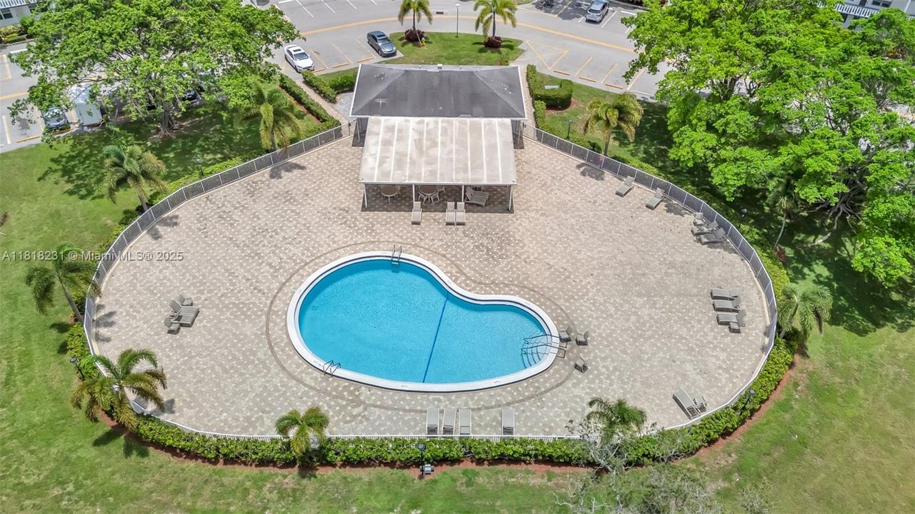 待售: $109,000 (1 贝兹, 2 浴室, 719 平方英尺)