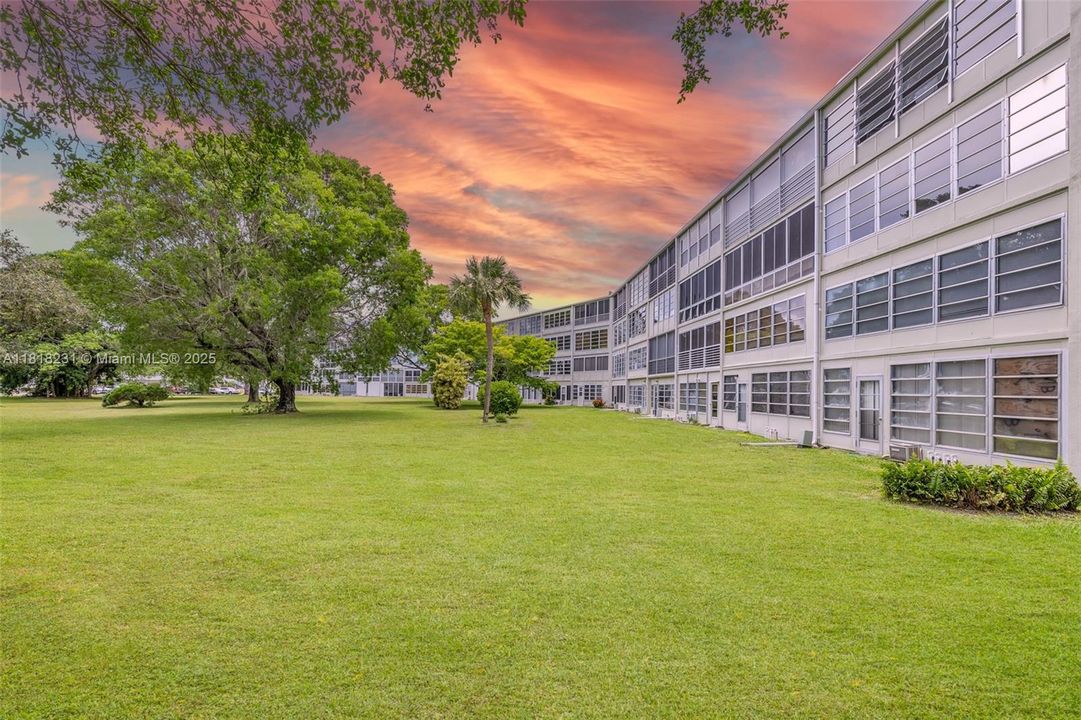 待售: $109,000 (1 贝兹, 2 浴室, 719 平方英尺)