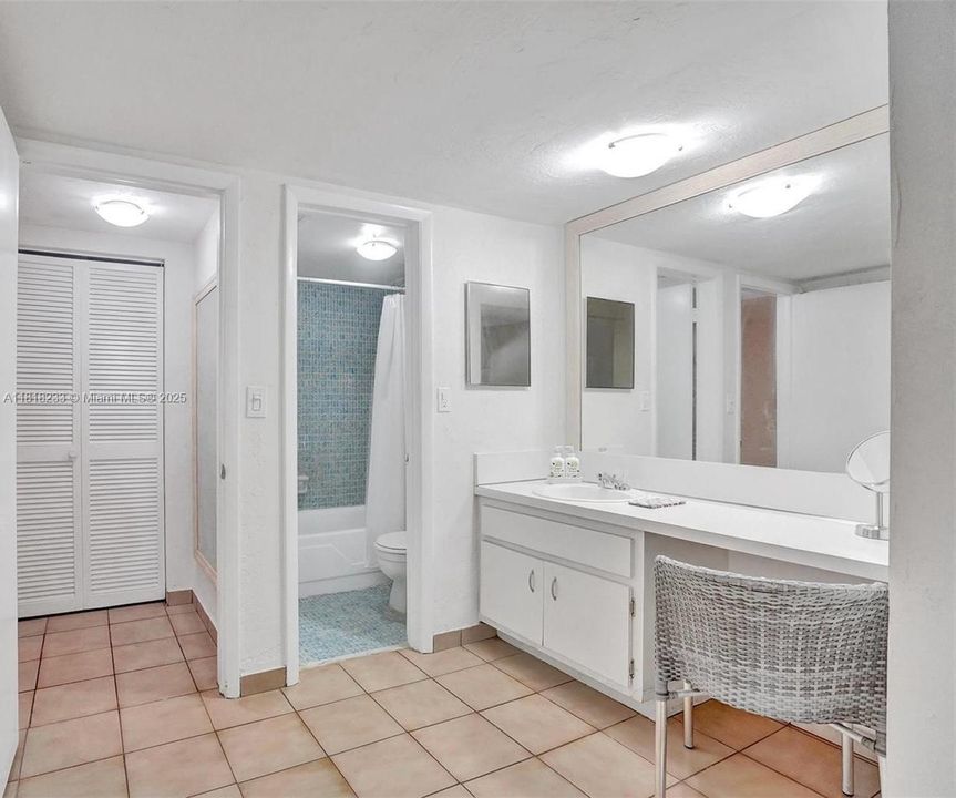 Vendido Recientemente: $370,000 (2 camas, 2 baños, 1180 Pies cuadrados)