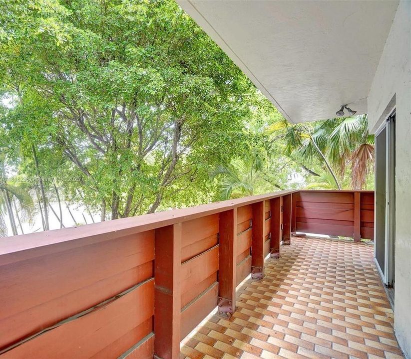 Vendido Recientemente: $370,000 (2 camas, 2 baños, 1180 Pies cuadrados)