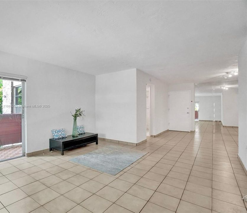 Vendido Recientemente: $370,000 (2 camas, 2 baños, 1180 Pies cuadrados)