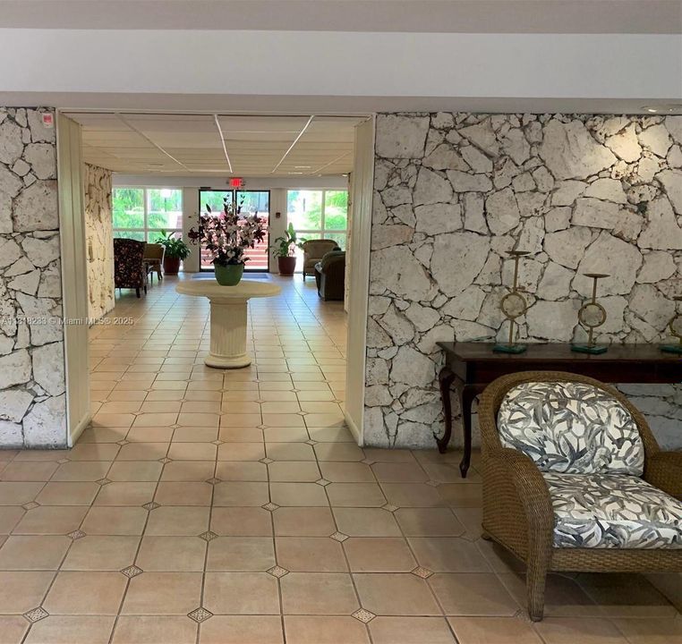 Vendido Recientemente: $370,000 (2 camas, 2 baños, 1180 Pies cuadrados)