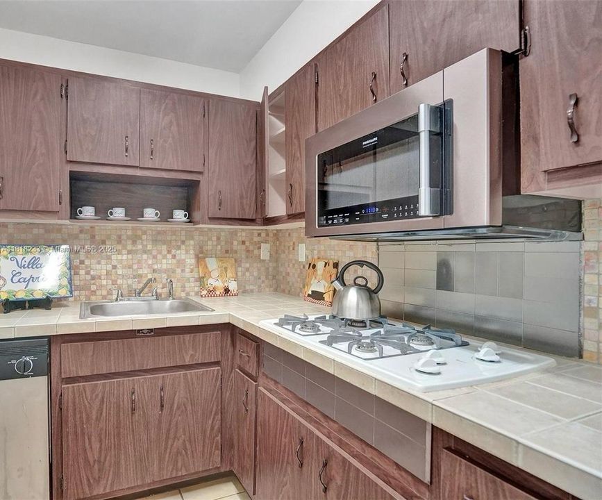 Vendido Recientemente: $370,000 (2 camas, 2 baños, 1180 Pies cuadrados)