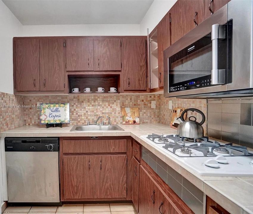 Vendido Recientemente: $370,000 (2 camas, 2 baños, 1180 Pies cuadrados)