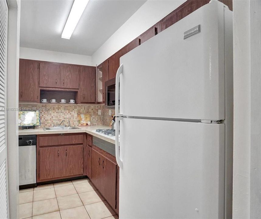 Vendido Recientemente: $370,000 (2 camas, 2 baños, 1180 Pies cuadrados)