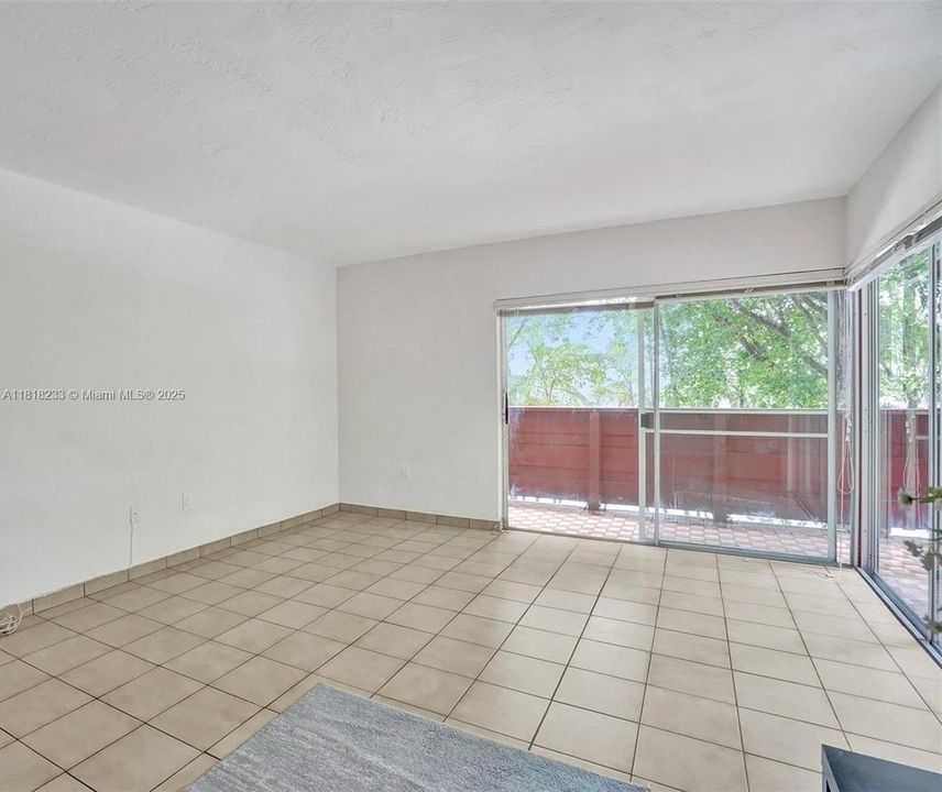 Vendido Recientemente: $370,000 (2 camas, 2 baños, 1180 Pies cuadrados)