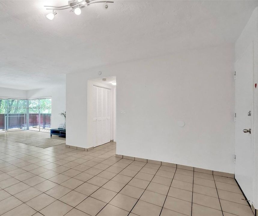 Vendido Recientemente: $370,000 (2 camas, 2 baños, 1180 Pies cuadrados)