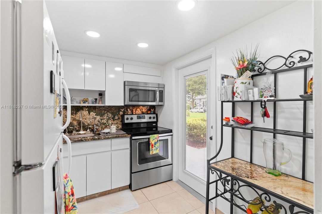 Под контрактом: $170,000 (1 спален, 1 ванн, 672 Квадратных фут)