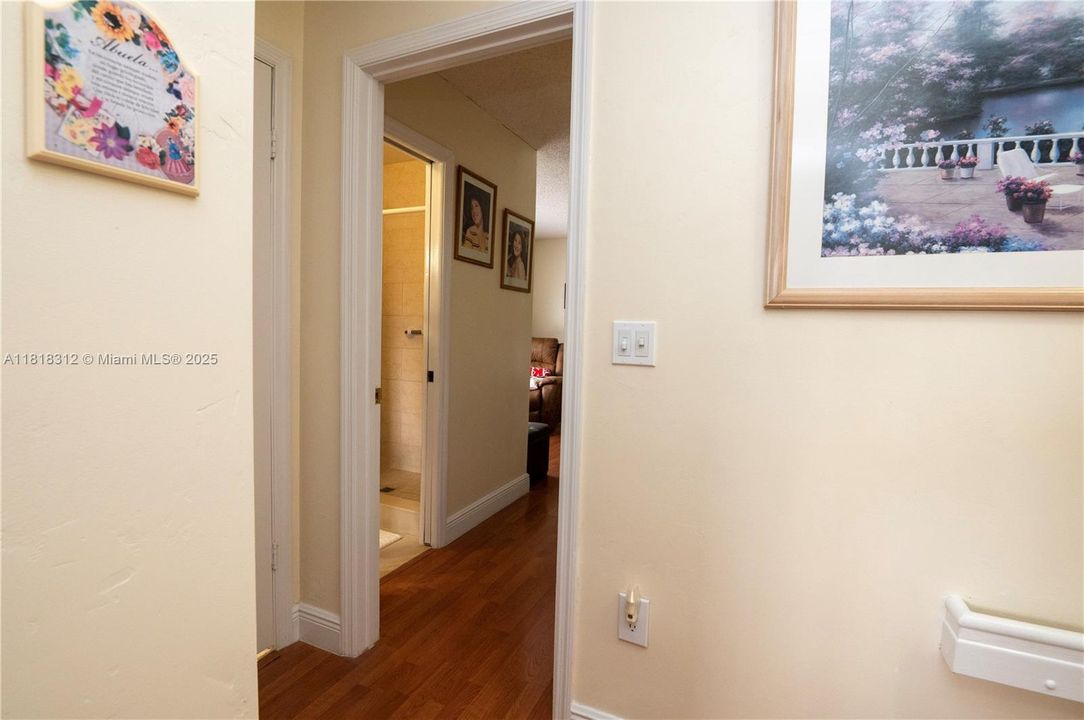 合同活跃: $320,000 (2 贝兹, 1 浴室, 1090 平方英尺)